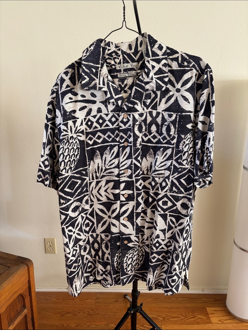 Men's Black & White Printed Short-Sleeve Button-Down Shirt